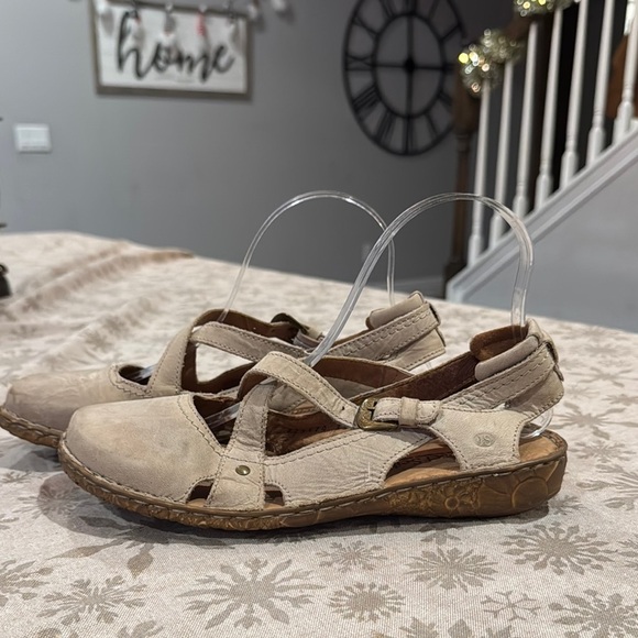 Earth Spirit Beige Leather Sandals - Picture 2 of 5